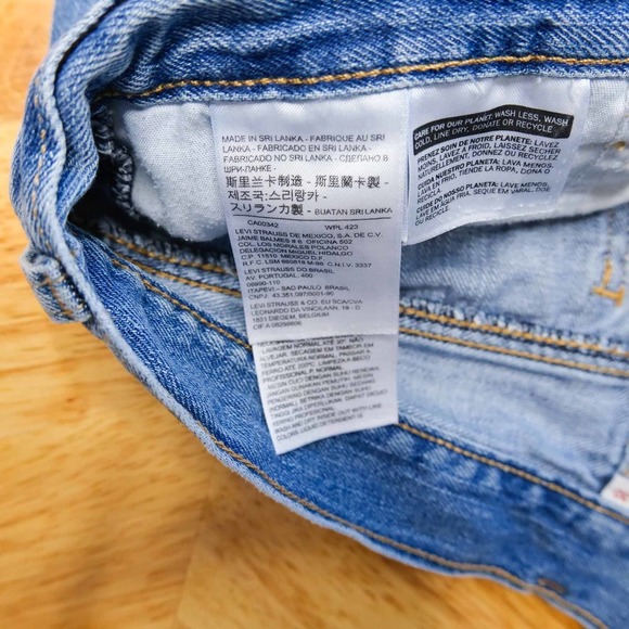 Levis Womens Denim Shorts Size 30 Mid Rise Studded Raw Cut Off Hem Medium Wash - Picture 9 of 11